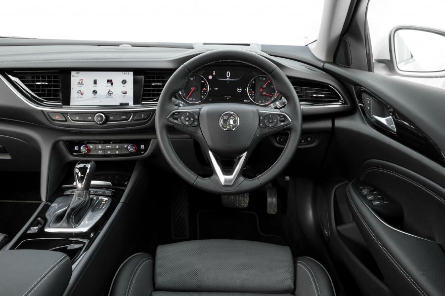 Панель приборов Vauxhall Insignia Grand Sport Turbo 4x4 2017 года  (фото 21 из 41)